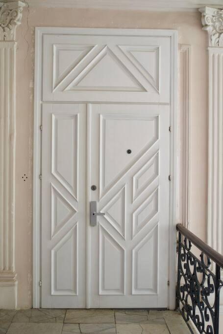 White Door Apartments Heart Of Odessa 4 Экстерьер фото